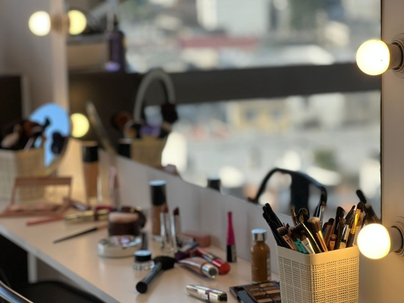 Makeup-800x600-03.jpg